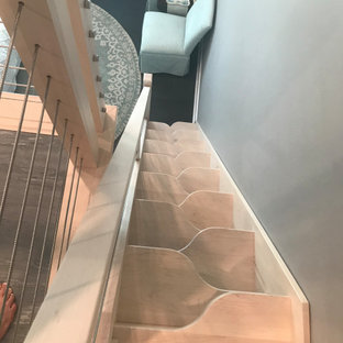 Imagen de escalera recta, moderna, pequeña, sin contrahuella, con escalones de madera y barandilla de varios materiales