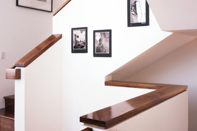 Foto de escalera en U minimalista grande con escalones de madera y contrahuellas de madera
