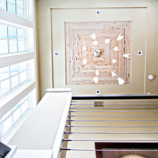 Immagine di una grande scala a "U" tropicale con pedata in legno e alzata in legno