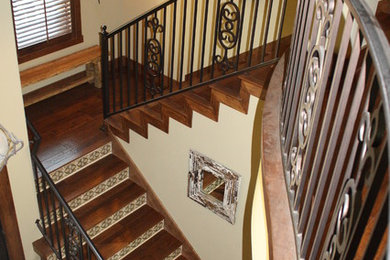 オースティンにある広いトラディショナルスタイルのおしゃれな階段の写真