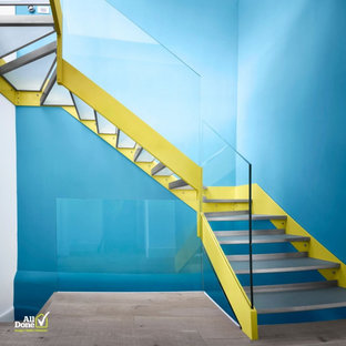 Foto di una scala curva minimalista di medie dimensioni con nessuna alzata, parapetto in vetro e pedata in vetro