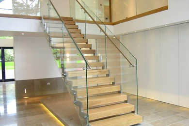 Imagen de escalera recta contemporánea sin contrahuella con escalones de madera