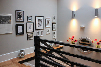 Diseño de escalera en U contemporánea pequeña con escalones de madera, contrahuellas de madera y barandilla de madera