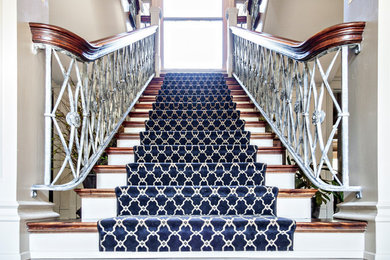 ルイビルにあるラグジュアリーな広いトラディショナルスタイルのおしゃれな直階段 (フローリングの蹴込み板) の写真