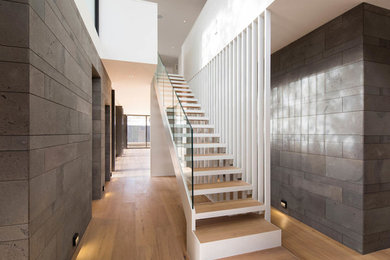 Inspiration pour un escalier sans contremarche droit design de taille moyenne avec des marches en bois.