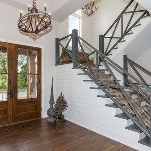 Imagen de escalera en U, de estilo de casa de campo, de tamaño medio, con escalones de madera, contrahuellas de madera pintada y barandilla de varios materiales