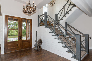 Imagen de escalera en U de estilo de casa de campo de tamaño medio con escalones de madera, contrahuellas de madera pintada y barandilla de varios materiales