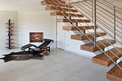 Diseño de escalera suspendida retro de tamaño medio con escalones de madera y contrahuellas de madera