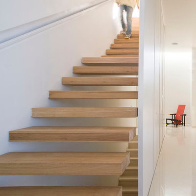 Example of a minimalist floating staircase design in Tel Aviv