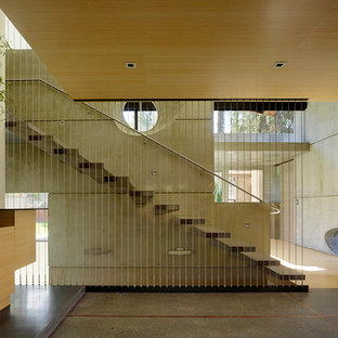 Ispirazione per una grande scala a rampa dritta contemporanea con pedata in cemento, alzata in cemento e parapetto in metallo