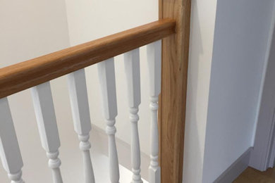 Diseño de escalera en L actual de tamaño medio con escalones de madera, contrahuellas de madera y barandilla de madera