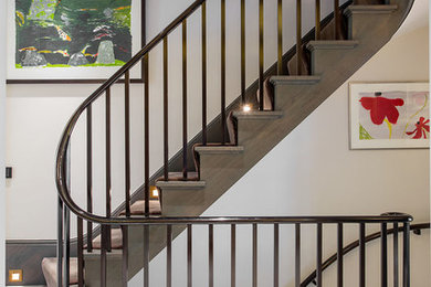 Cette image montre un escalier design avec des marches en bois et des contremarches en bois.