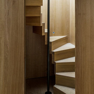 Idee per una scala curva minimal con pedata in legno e alzata in legno