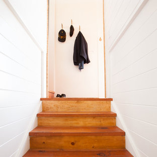 Idée de décoration pour un petit escalier droit nordique avec des marches en bois et des contremarches en bois.