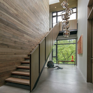 Foto de escalera recta, minimalista, grande, sin contrahuella, con escalones de madera y barandilla de varios materiales