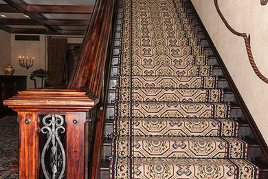 デンバーにある高級な中くらいなヴィクトリアン調のおしゃれな直階段 (木の蹴込み板、木材の手すり) の写真