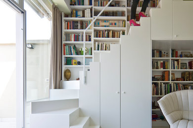 Kleine Moderne Treppe in U-Form mit gebeizten Holz-Treppenstufen und gebeizten Holz-Setzstufen in Turin