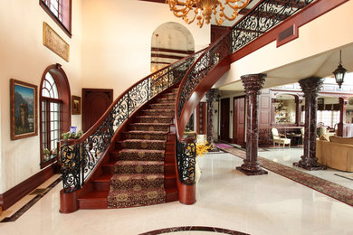 クリーブランドにある地中海スタイルのおしゃれな階段の写真