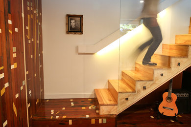 オークランドにあるコンテンポラリースタイルのおしゃれな階段の写真