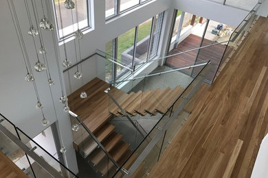Imagen de escalera en U urbana con escalones de madera y barandilla de varios materiales