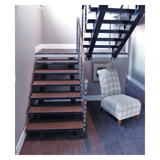 Industrial Style Metal Stairs, Raw Steel Cable Rail - Industrial - Escalera  - Detroit - de Great Lakes Metal Fabrication | Houzz