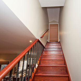 Ejemplo de escalera en L, minimalista, pequeña, con escalones de madera y contrahuellas de madera