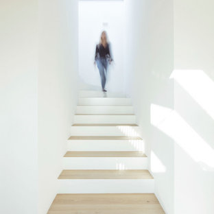 Idee per una scala a "L" contemporanea di medie dimensioni con pedata in legno e alzata in metallo