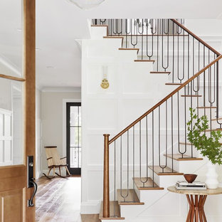 Ejemplo de escalera en U, clásica renovada, con escalones de madera, contrahuellas de madera pintada y barandilla de varios materiales