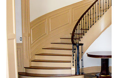 Foto de escalera curva tradicional de tamaño medio con escalones de madera pintada, contrahuellas de madera pintada y barandilla de metal