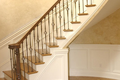 Foto de escalera curva contemporánea grande con escalones de madera y contrahuellas de madera pintada