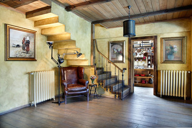 Diseño de escalera de estilo de casa de campo con escalones de madera