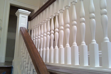 Ejemplo de escalera recta clásica de tamaño medio con escalones de madera