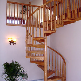 Imagen de escalera de caracol, clásica, de tamaño medio, con escalones de madera y contrahuellas de madera