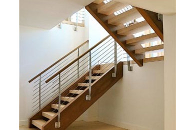 Modelo de escalera suspendida moderna de tamaño medio sin contrahuella con escalones de madera y barandilla de metal