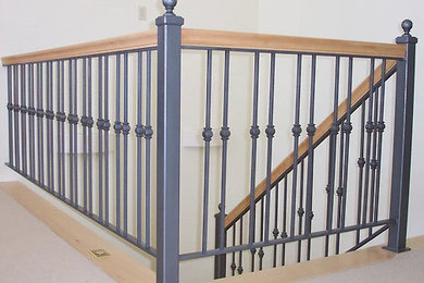 Foto de escalera tradicional con barandilla de metal