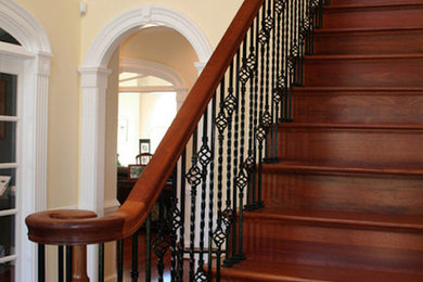 Foto de escalera en L de tamaño medio con escalones de madera y contrahuellas de metal