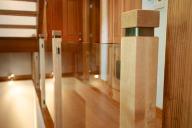 Immagine di una scala moderna con pedata in legno e nessuna alzata