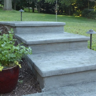 Diseño de escalera curva, minimalista, pequeña, con escalones de hormigón y contrahuellas de hormigón