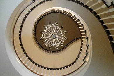 マイアミにある高級な巨大なトラディショナルスタイルのおしゃれならせん階段の写真