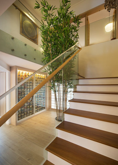 Asian Staircase by SYNC INTERIOR PTE. LTD.