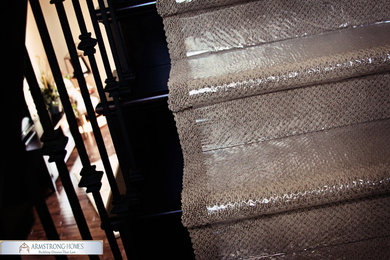 Modelo de escalera en U clásica renovada con escalones enmoquetados y contrahuellas enmoquetadas