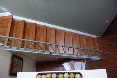 Imagen de escalera en L tradicional de tamaño medio con escalones de madera y contrahuellas de madera