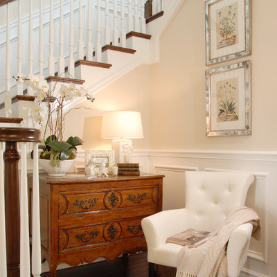 Example of a mid-sized classic wooden staircase design in Los Angeles