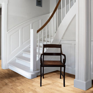 Inspiration pour un escalier traditionnel en L de taille moyenne avec des marches en bois peint et des contremarches en bois peint.