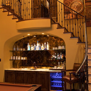 Imagen de escalera en L, mediterránea, con escalones de madera