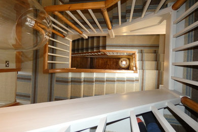 ウィルトシャーにあるトラディショナルスタイルのおしゃれな階段の写真