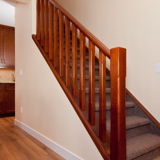 Foto de escalera recta, clásica, de tamaño medio, con escalones enmoquetados, contrahuellas enmoquetadas y barandilla de madera
