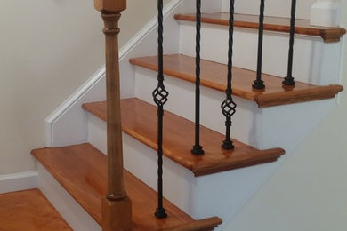Diseño de escalera recta tradicional pequeña con escalones de madera, contrahuellas de madera pintada y barandilla de varios materiales