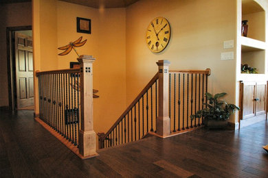 Modelo de escalera en L de estilo americano de tamaño medio con escalones de madera