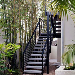 Mittelgroße Moderne Betontreppe mit Metall-Setzstufen in San Diego